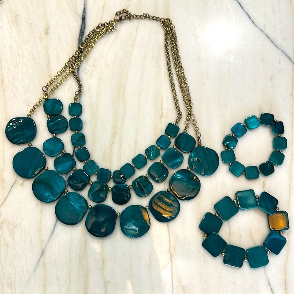 Costume jewelry set layered turquoise faux stone necklace & 2 stretchy bracelets